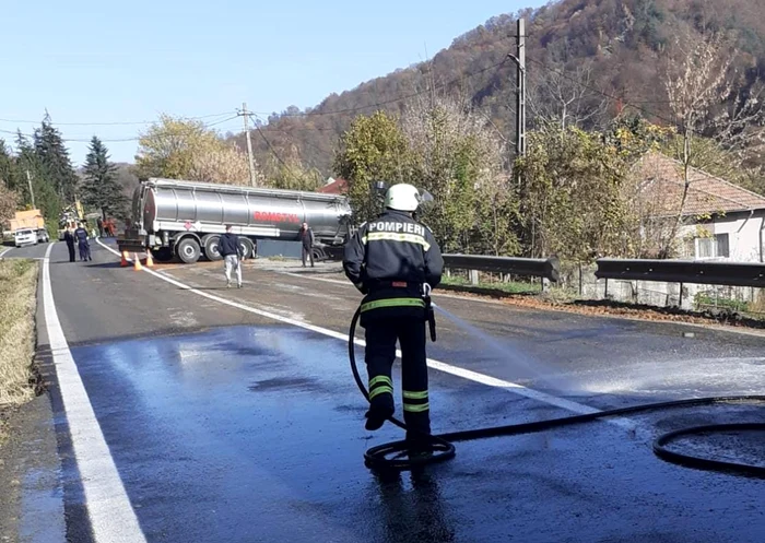 Cisterna a derapat din cauza borhotului scurt pe DN7 Valea Oltului Vâlcea