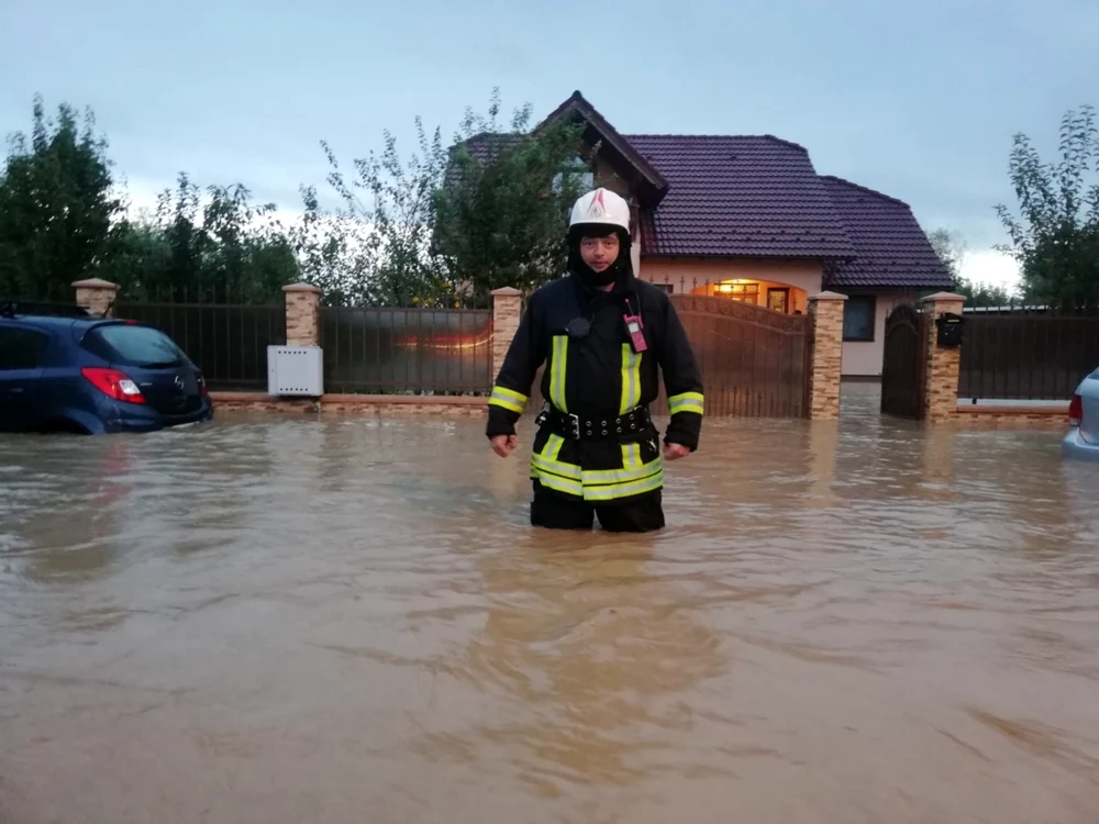 Inundaţii în cartierul braşovean Stupini FOTO ISU Braşov