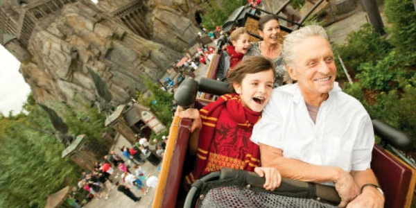 Michael Douglas, alături de cei doi copii şi soţia sa, Catherine Zeta-Jones, într-un rollercoaster, săptămâna trecută 