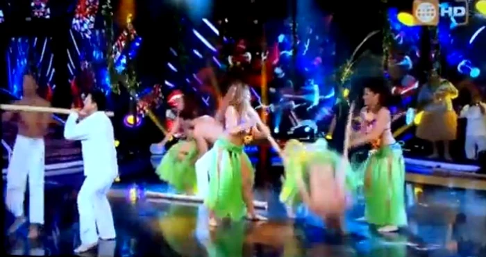 
    Momentul in care dansatoarea a picat in cap  