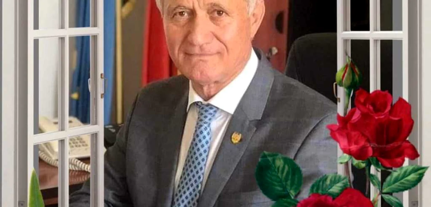 Ion Ganea preferă florile de plastic pe Facebook