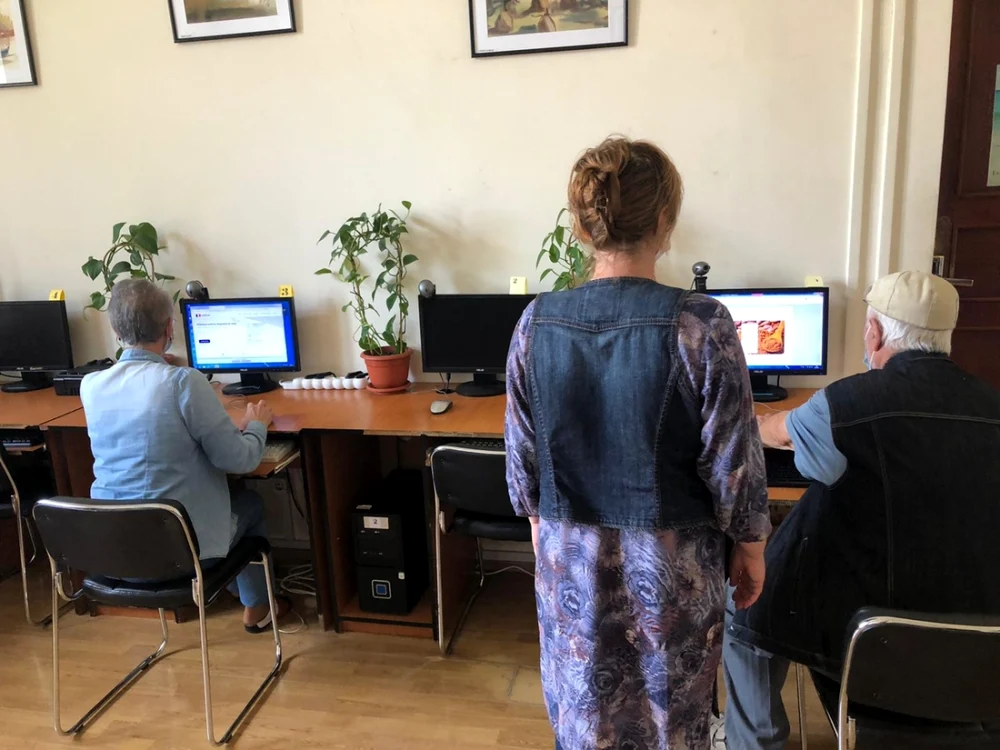 La bibliotecă, pensionarii sunt ajutaţi să îşi schimbe contractele la utilităţi, sursa: BVAU