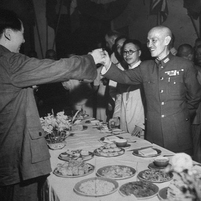 Chiang Kai-shek (dreapta) și Mao Zedong
