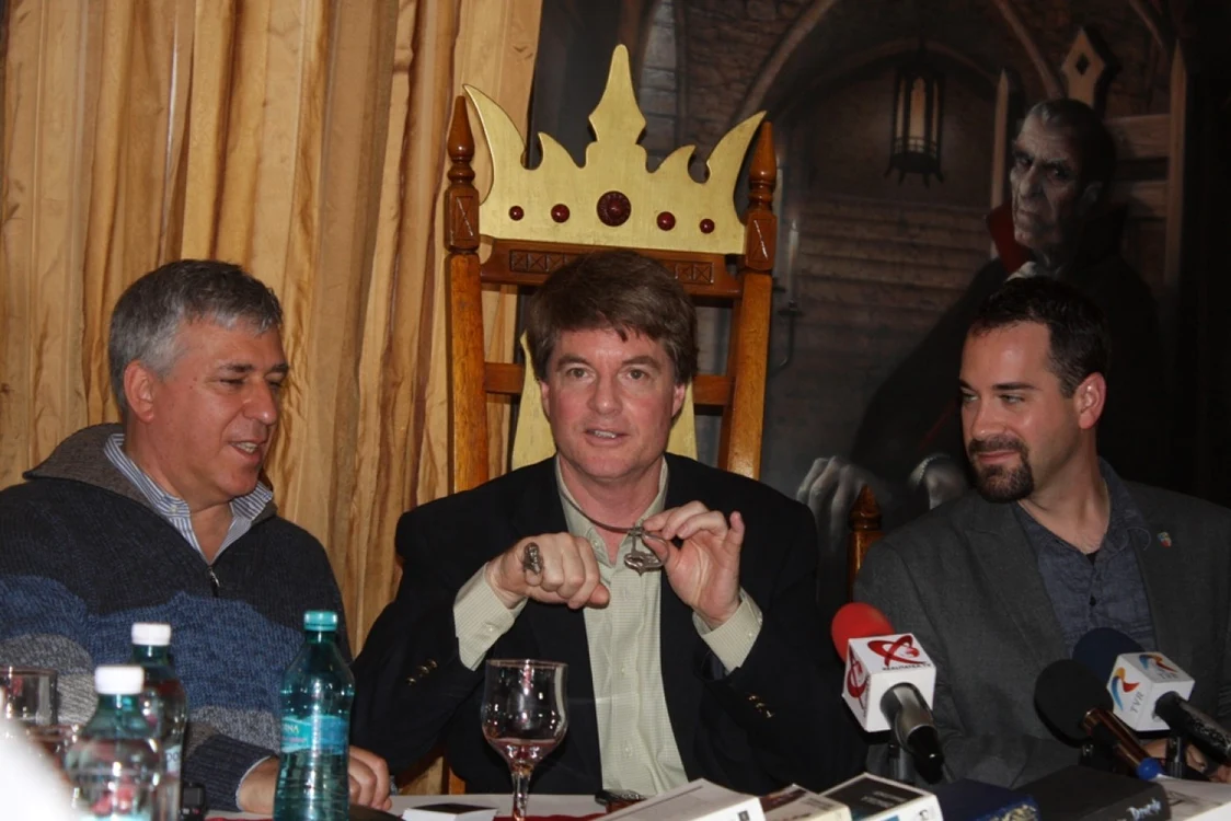 Dacre Stoker a fost cadorisit cu lanţul şi inelul baronului Alexandru Misiuga, cel care a construit primul şi singurul hotel-castel din ţară dedicat lui Dracula FOTO: Bianca Sara