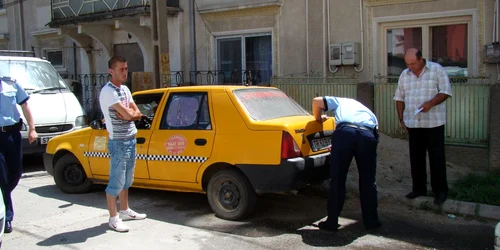 Patru şoferi de taxi pirat au primit amenzi