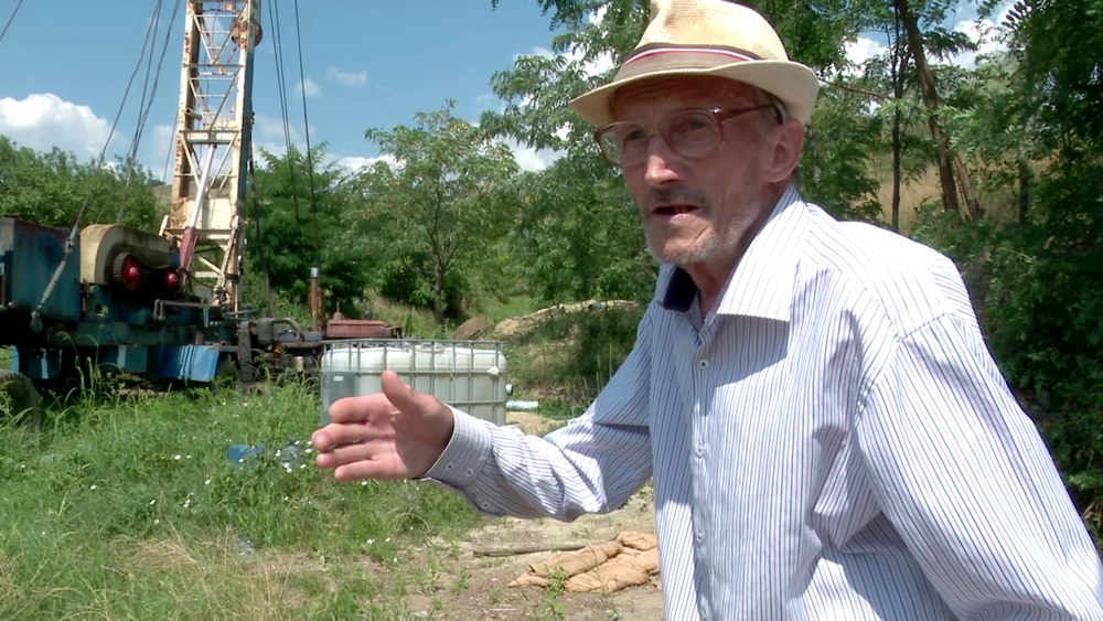 Fântânile dintr-un sat din Buzău rămân fără apă, în timp ce utilajele pentru forat ruginesc VIDEO