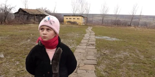 una din cele doua eleve care a căzut în toaleta şcolii FOTO Corina Macavei 