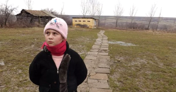 Lucreţia, una din cele două eleve care a căzut în toaleta şcolii de la Poroina Mare FOTO Corina Macavei