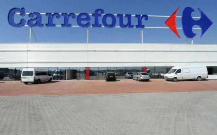 hipermarketul Carrefour îşi aşteaptă clienţii cu reduceri mari