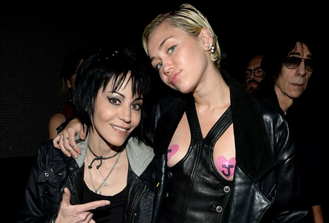 Miley Cyrus, alături de cântăreața americană Joan Jett