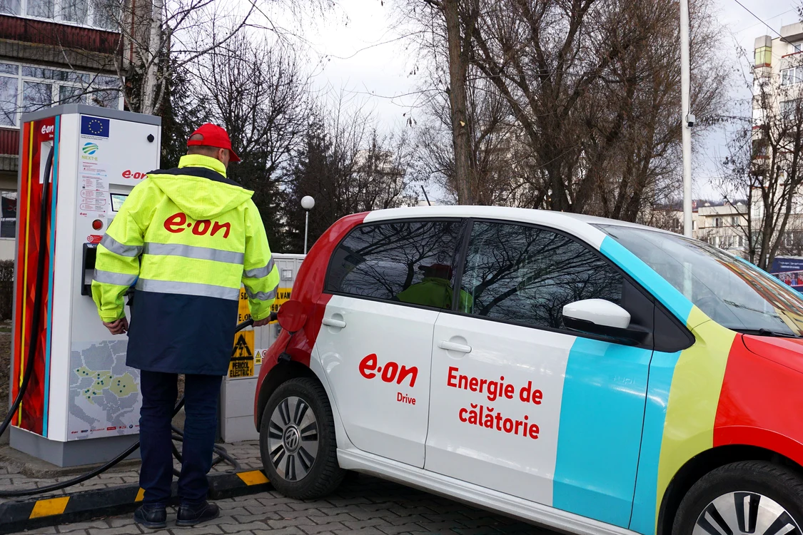 
    Mașina poate fi încărcată la stația electrică în 40 de minute   