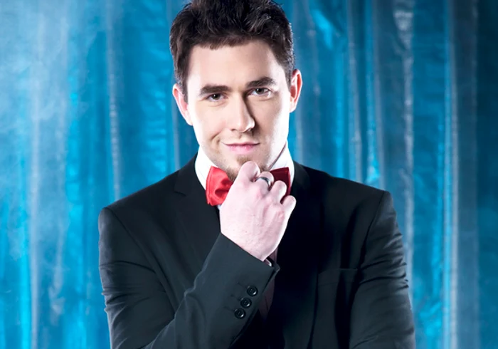 
    ... în numai câteva minute după începerea concertului, un stâlp învelit în burete a luat foc și incendiul s-a extins în câteva secundecaptură: RTV  