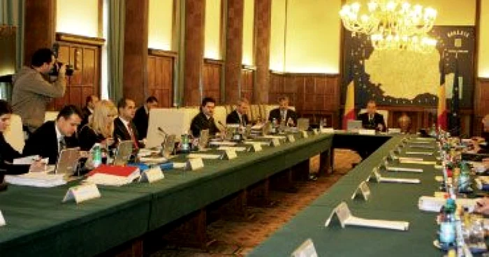 Premierul a convocat miniştrii la Palatul Victoria în week-end