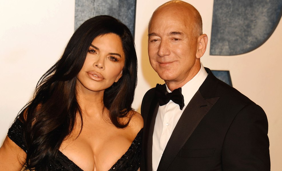 Jeff Bezos s-a logodit. El și partenera sa petrec vacanța pe iahtul de jumătate de miliard de dolari al omului de afaceri FOTO