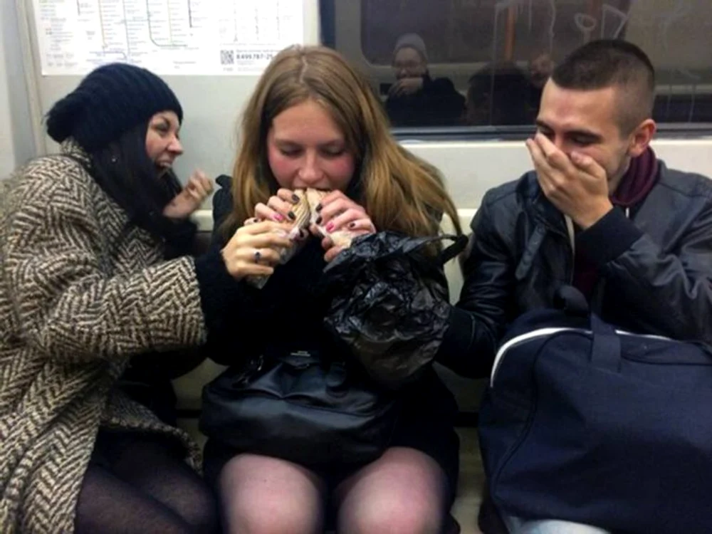 O fată s-a fotografiat în timp ce înfuleca două shaorma în metrou