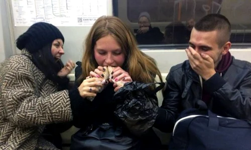 O fată s a fotografiat în timp ce înfuleca două shaorma în metrou jpeg