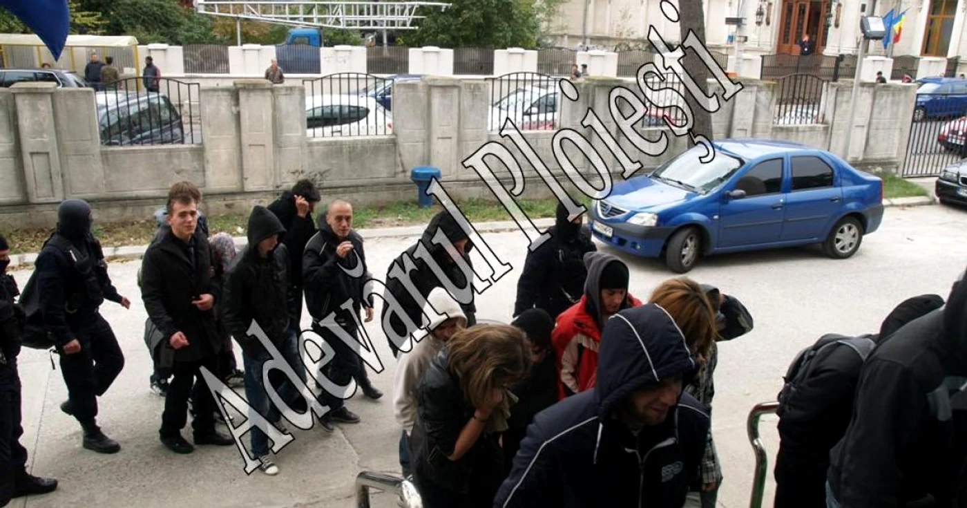 Cele şase persoane reţinute pentru trafic de droguri riscă până la 20 de ani de închisoare (foto: Alex Policală)