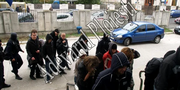 Cele şase persoane reţinute pentru trafic de droguri riscă până la 20 de ani de închisoare (foto: Alex Policală)