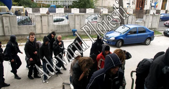 Cele şase persoane reţinute pentru trafic de droguri riscă până la 20 de ani de închisoare (foto: Alex Policală)
