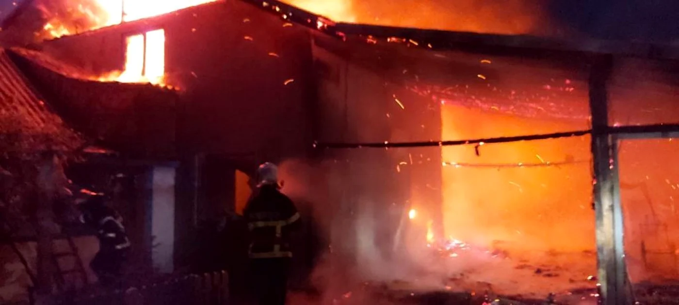 Un incendiu devastator a lăsat pe drumuri o familie din satul Ceacu şi a ucis un copil FOTO Arhivă Adevărul