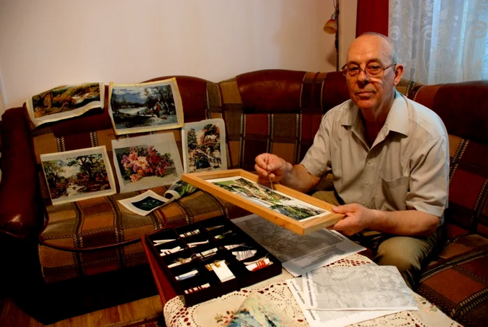 Colonelul Ioan Popovici, la măsuţa lui, lucrând la goblenuri  FOTO Florentin Coman