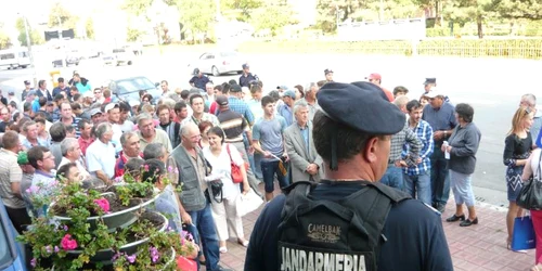 Protest în faţa Prefecturii