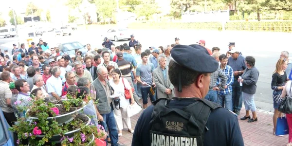 Protest în faţa Prefecturii