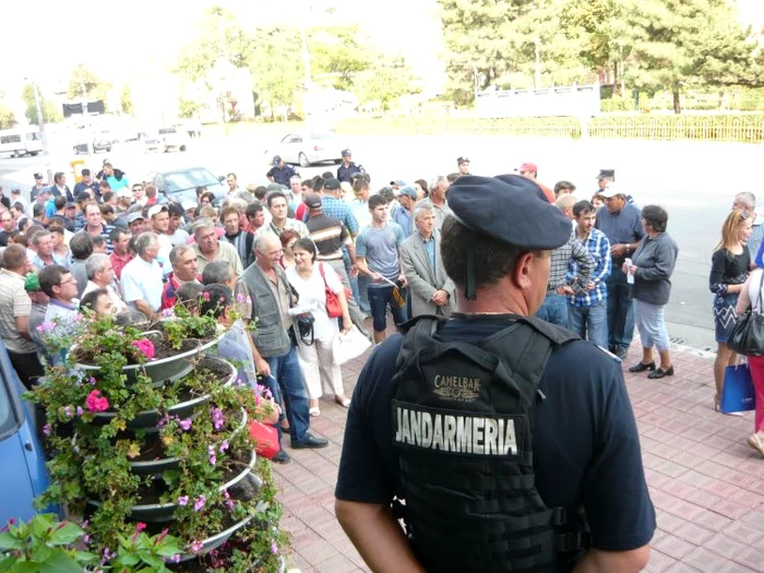 Protest în faţa Prefecturii