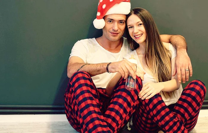 
    28 decembrie 2015. Adela a anunțat public  că e gravidă în luna a treia  