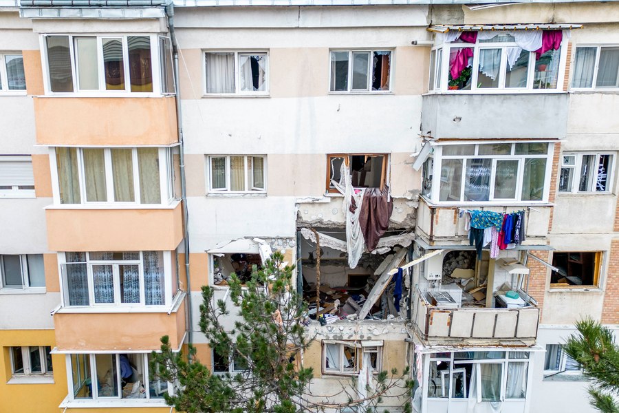 Blocul găurit de explozie din Suceava poate fi reconstruit. Un locatar a uitat gazul deschis, distrugând apartamente