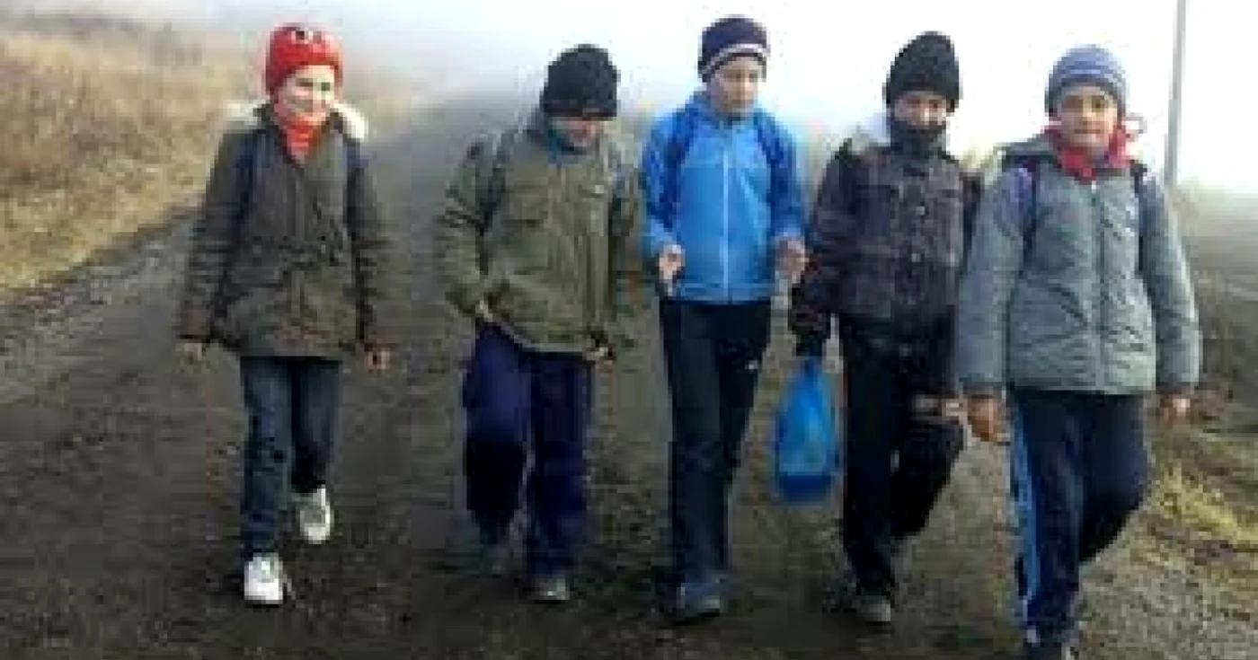 Copiii mergeau şi câte 10 kilometri pe jos până la şcoală (Sursa: worldvision.ro)