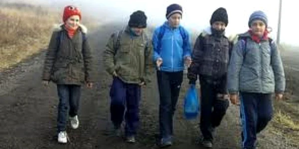 Copiii mergeau şi câte 10 kilometri pe jos până la şcoală (Sursa: worldvision.ro)