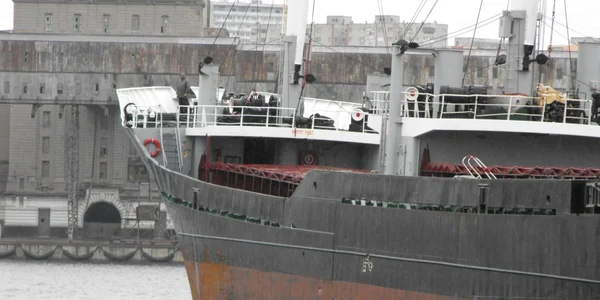 Accesul navelor în port a fost restricţionat