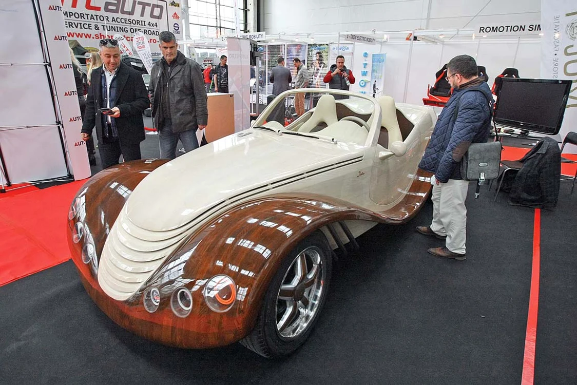 Maşina din lemn atrage cei mai mulţi admiratori la Salonul Auto Bucureşti