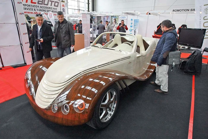 
    Maşina din lemn atrage cei mai mulţi admiratori la Salonul Auto Bucureşti    