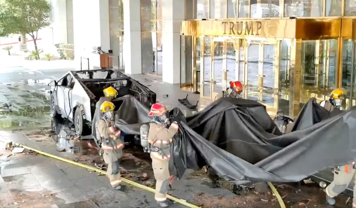 Explozia vehiculului Tesla a rănit ușor câteva persoane și a fost deviată în sus FOTO EPA-EFE