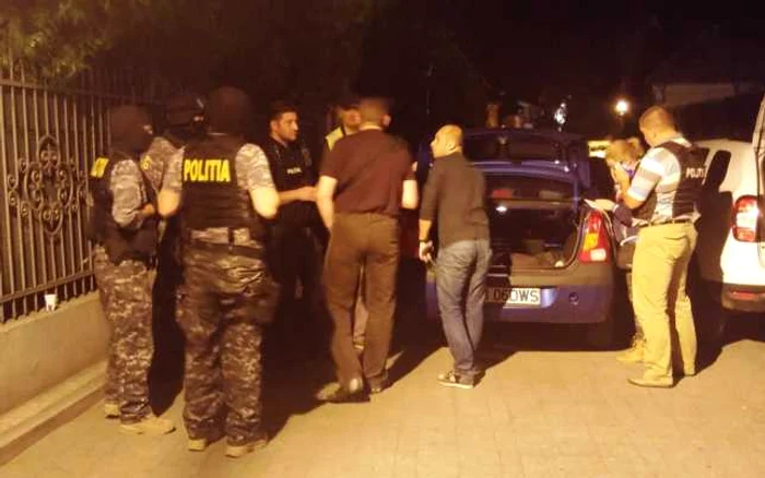 Controalele efectuate de poliţişti au vizat şi verificarea legalităţii agenţilor economici şi a personalului cu atribuţii pe linie de pază