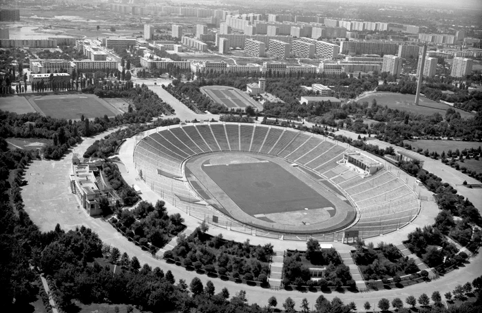 Stadionul "23 August" în 1967. Capacitate 80.000 de locuri, dar fără instalaţie de nocturnă (foto: Agerpres)