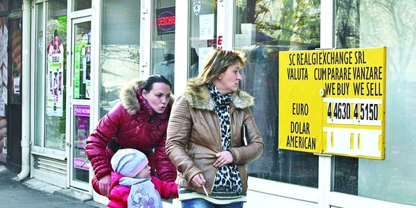 Euro se vinde la casele de schimb valutar cu peste 4