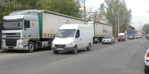 Târgovişte: Trafic îngreunat în oraş din cauza tirurilor