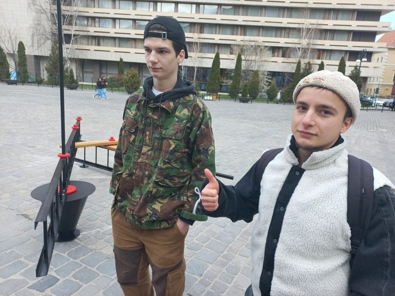 Mobilier urban realizat de elevi pentru ei, în Centrul Istoric al Brașovului. Ce aduce inedit