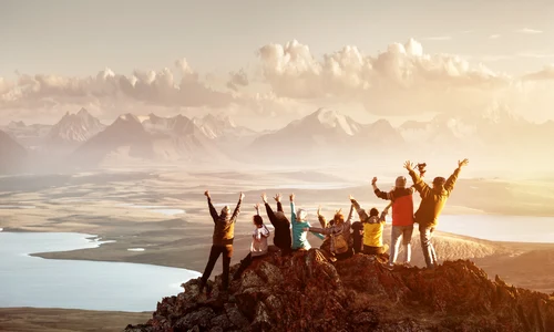 grup de oameni fericiti pe munte jpg