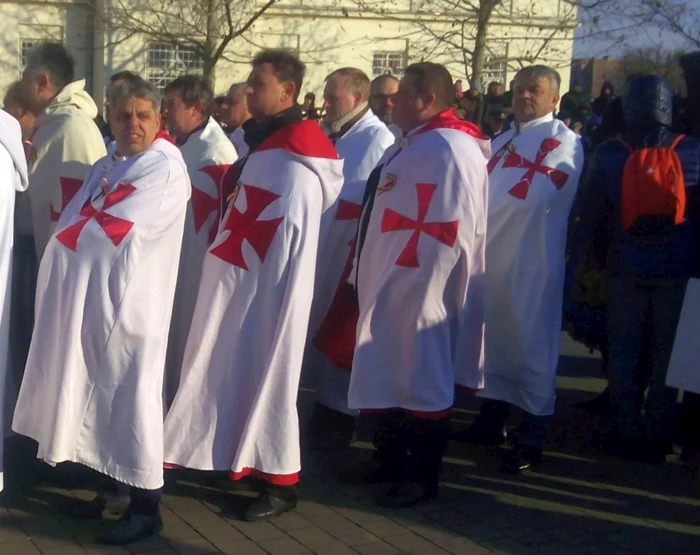 Coloana ”templierilor” la momentul depunerii de coroane la statuia lui Mihai Viteazul din Alba Iulia