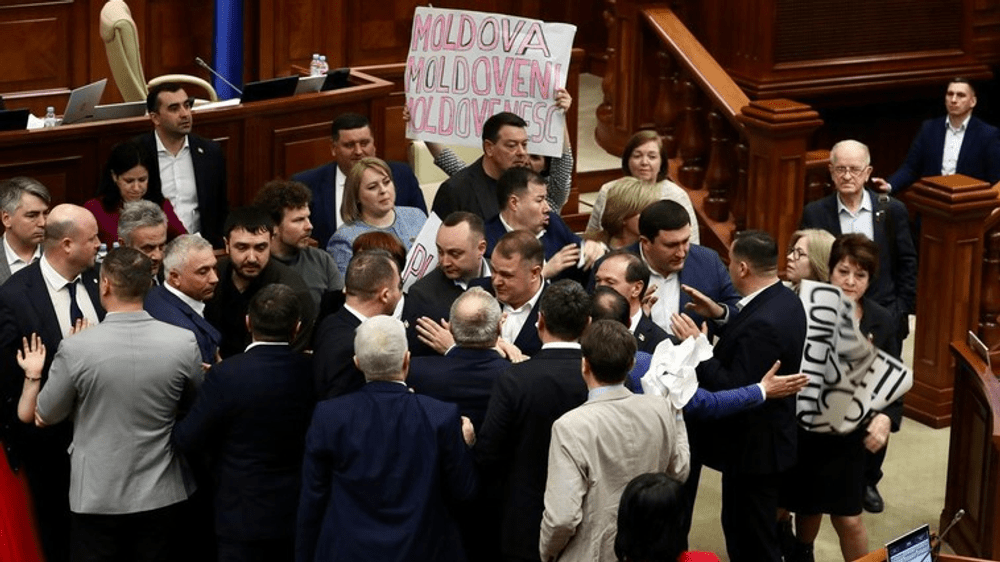 Scandal în Parlamentul de la Chișinău, la votul pentru înlocuirea ,,limbii moldovenești” cu ,,limba română”