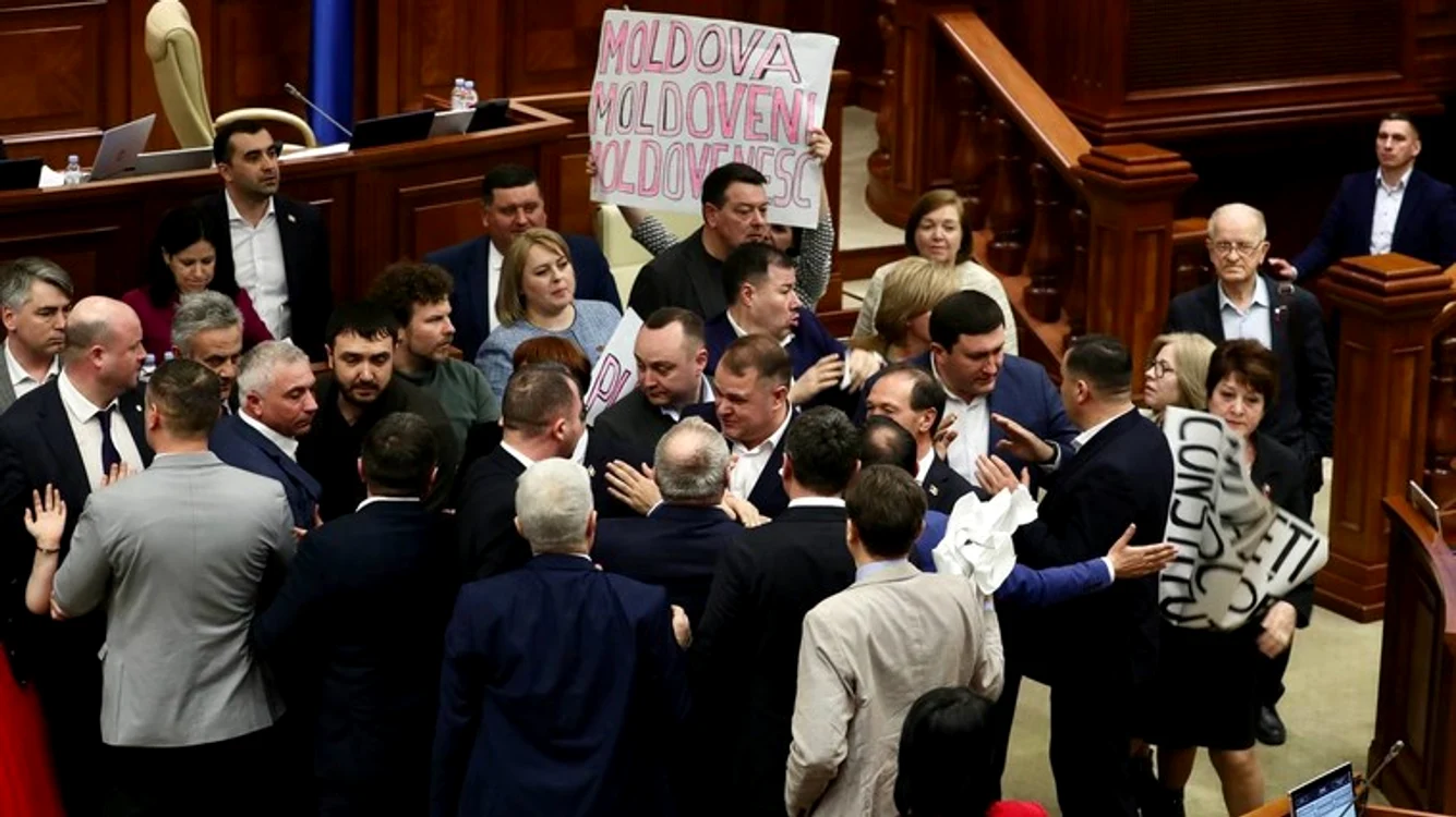 Îmbrânceli în Parlament, în timpul votării unui proiect privind limba română. FOTO: Deschide.md