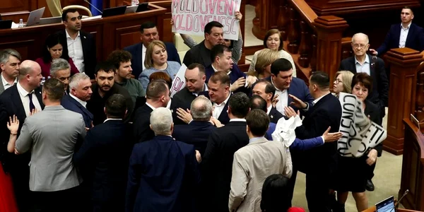 Imbrinceli Parlament Chisinau FOTO Deschide md  jpeg