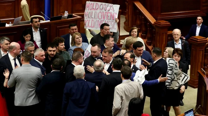 Îmbrânceli în Parlament, în timpul votării unui proiect privind limba română. FOTO: Deschide.md