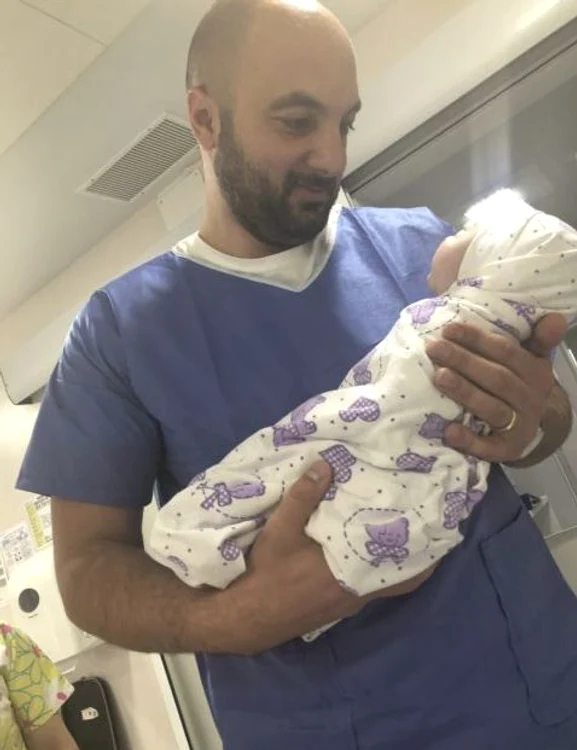 Alexandru, soțul Mirelei Vaida, s-a topit pe picioare când și-a văzut copiii născuți