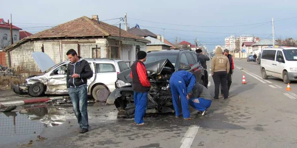 Cele două maşini au fost serios avariate