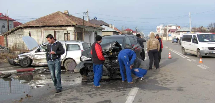 Cele două maşini au fost serios avariate